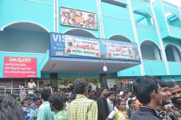 Pilla Nuvvu Leni Jeevitham Movie Team Visits Viswanath Theatre